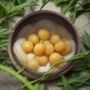 每日爆料文娱组编辑苏婉的卡通头像，微笑自信，背景有麦克风元素